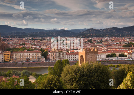 Guardando sopra i tetti di Firenze al tramonto. Foto Stock