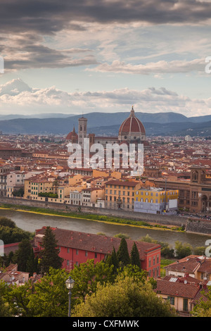 Guardando sopra i tetti di Firenze al tramonto. Foto Stock