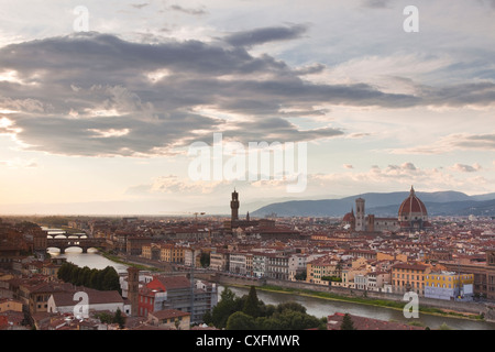 Guardando sopra i tetti di Firenze al tramonto. Foto Stock