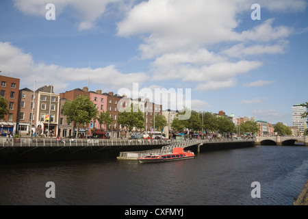La città di Dublino Eire vista sul fiume Liffey a alberata Batchelor a piedi Foto Stock