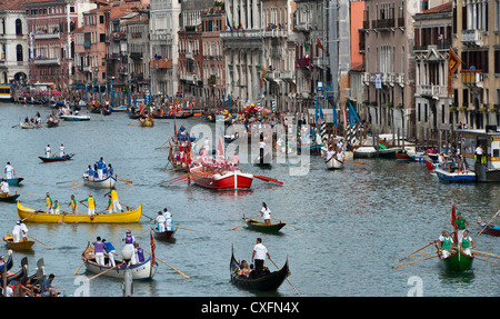 Barche tradizionali e vogatori in costume sul Canal Grande a Venezia, durante l'annuale Regata storico Foto Stock