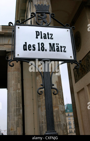 Cartello vicino alla Porta di Brandeburgo a Berlino- Platz des 18 Marz - 1° marzo Luogo Foto Stock