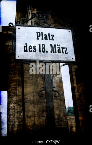 Cartello vicino alla Porta di Brandeburgo a Berlino- Platz des 18 Marz - 1° marzo Luogo Foto Stock