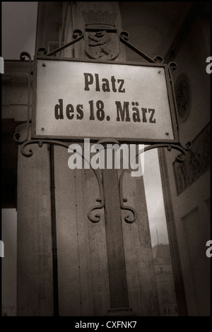 Cartello vicino alla Porta di Brandeburgo a Berlino- Platz des 18 Marz - 1° marzo Luogo Foto Stock