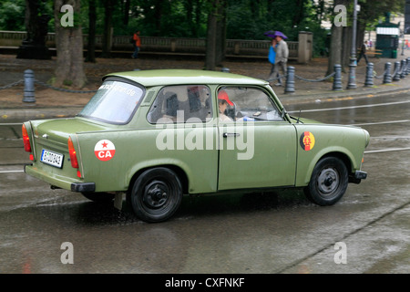 Un tedesco orientale Trabant vettura popoli a Berlino Foto Stock