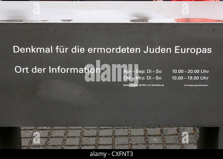 Il memoriale ebreo segno del centro di Berlino Foto Stock