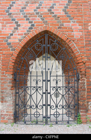 Metallo forgiato cancelli della Cattedrale di Konigsberg (circa 1333) sull isola di Kant. Kaliningrad (ex Konigsberg), Russia Foto Stock