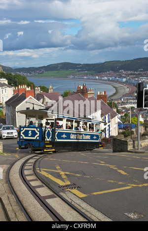 Tram blu carrello in estate il sole, Great Orme Tramway, Llandudno Bay, il Galles del Nord, Regno Unito, GB, Isole britanniche, Europa Foto Stock