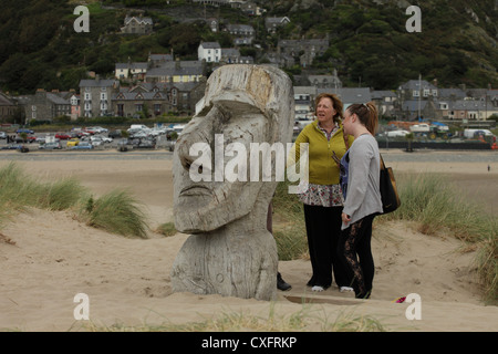 Statua in legno come quelle sull'Isola di Pasqua sulla spiaggia a Blaenau Ffestiniog, il Galles che è comparso durante la notte e da un artista sconosciuto. Foto Stock