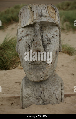 Statua in legno come quelle sull'Isola di Pasqua sulla spiaggia a Blaenau Ffestiniog, il Galles che è comparso durante la notte e da un artista sconosciuto. Foto Stock