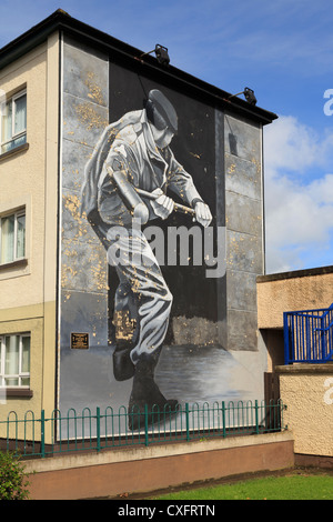 Scena di strada con funzionamento Motorman murale dipinto su una casa come parte delle persone le gallery da Bogside artisti in Derry Co Londonderry Irlanda Regno Unito Foto Stock