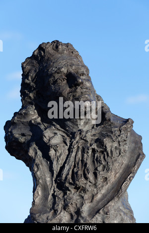 Busto di esploratore francese, Rene Robert Cavelier de la Salle sul Pont Boieldieu in Rouen, Alta Normandia, Francia Foto Stock