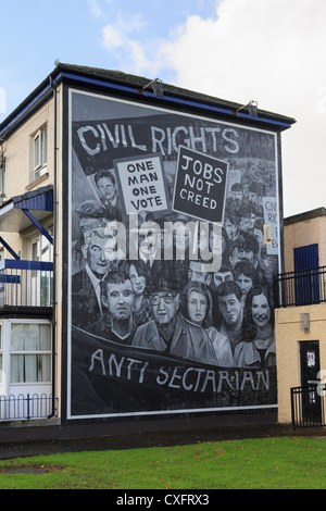 I diritti civili murale dipinto sul lato di una casa come parte delle persone le gallery da Bogside artisti in Derry Co Londonderry Irlanda Regno Unito Foto Stock