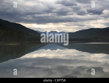 Yellowhead lago della Columbia britannica in Canada con il riflesso del cielo Foto Stock