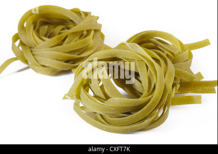 Gli spinaci fettuccine su sfondo bianco Foto Stock