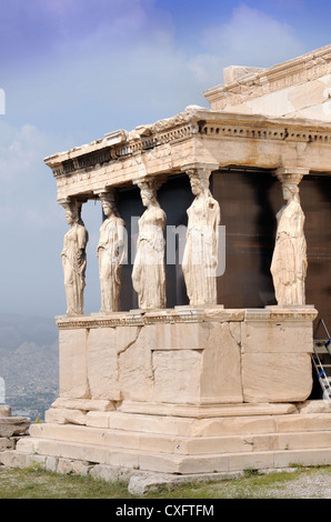 L'Eretteo tempio con il Portico delle Cariatidi sull'Acropoli di Atene, Grecia Foto Stock