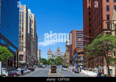 Visualizza stato down Street guardando verso il Campidoglio, Albany, nello Stato di New York, Stati Uniti d'America Foto Stock
