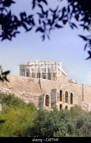 Tempio del Partenone visto dalla base dell'Acropoli di Atene, Grecia Foto Stock