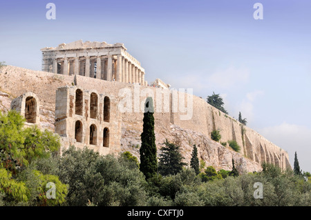 Tempio del Partenone visto dalla base dell'Acropoli di Atene, Grecia Foto Stock