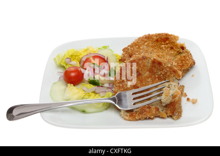 Torte di pesce con insalata e una forcella su una piastra isolata contro bianco Foto Stock