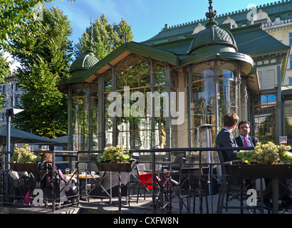 HELSINKI Kappeli caffè bar ristorante un popolare luogo d'incontro estivo all'aperto nel centro di Helsinki, Finlandia Foto Stock