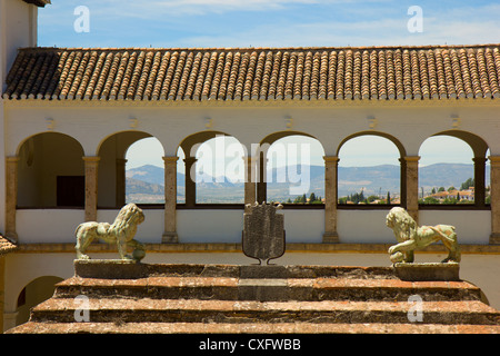 Galleria arcuata windows del Sud Pavillon del Generalife nel complesso Alhambra di Granada, Spagna Foto Stock