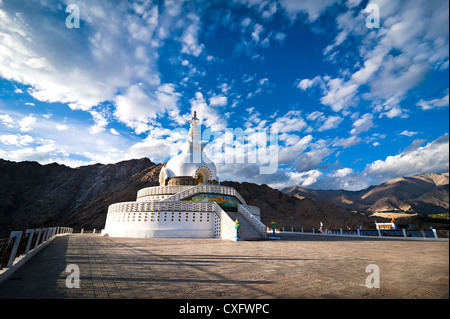 Moderno monumento Buddista Shanti Stupa in al tramonto di sera. Leh, Ladakh, India Foto Stock