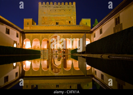 Patio de los Arrayanes (Corte dei Mirti) nell'Alhambra di notte, Granada, Spagna Foto Stock