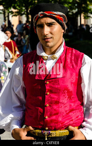 Uomo che indossa un costume sardo tradizionale alla festa religiosa Sagra del Redentore di Nuoro Sardegna Italia Foto Stock