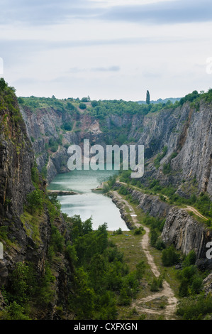 Velká Amerika (Big America, Ceco Grand Canyon) parzialmente allagata, abbandonata cava di calcare vicino villaggio Mořina Foto Stock