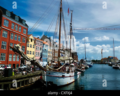 Nyhavn nuovo porto di Copenhagen, Danimarca, imbarcazioni Navi Edifici Foto Stock