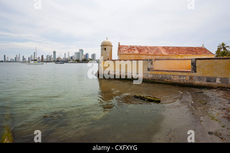 Mura fortificate della città vecchia una cassa di entrate, Fuerte San Sebastián del Pastelillo, Cartagena de Indias, Colombia. Foto Stock