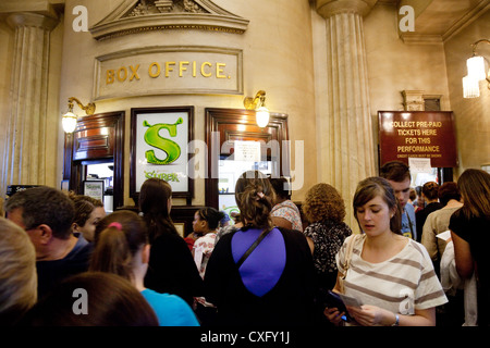 Persone provenienti da vedere Shrek The Musical nel Box Office del Theatre Royal Drury Lane, West End London REGNO UNITO Foto Stock