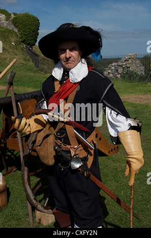 Una guerra civile inglese reenactor raffigura il comandante della difesa di Royalist forze durante l'assedio e caduta di Corfe Castle. Il Dorset, Inghilterra, Regno Unito. Foto Stock