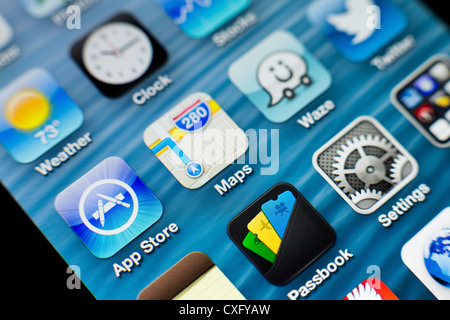 Schermo del nuovo iPhone 5 che mostra la nuova e problematica app Mappe e varie altre applicazioni: Libretto Twitter App Store Wuze orologio Foto Stock