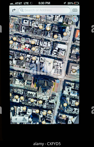 Vista satellitare dell'Empire State Building mostrato in una nuova app Mappe sullo schermo di un iPhone 5 e iOS 6 - Yelp recensioni, mappa 3D Foto Stock