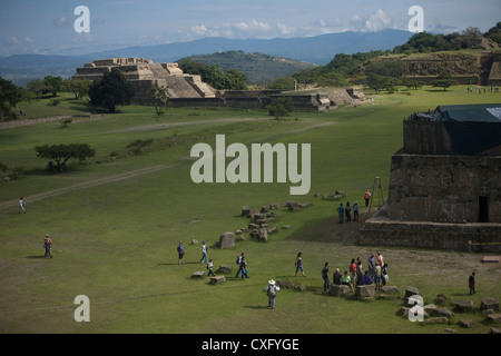 Turisti visitano il zapoteco città di Monte Alban, Oaxaca, Messico, 13 luglio 2012. Foto Stock