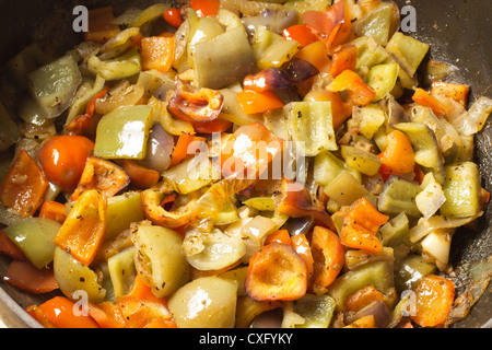 Peperoni friggere in una padella Foto Stock