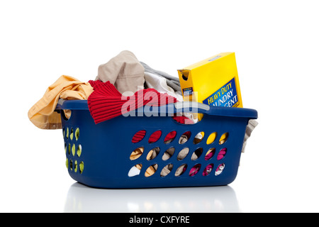 Lavanderia blu cesto pieno di vestiti Foto Stock