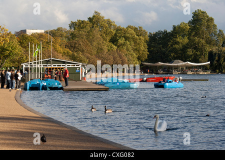 Crepuscolo presso le barche a pedali sulla serpentina in Hyde Park, Londra Foto Stock