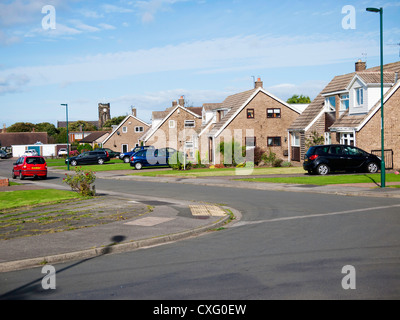 Ben tenuto e bungalows in un tipico degli anni sessanta alloggiamento estate quando le strade e i giardini erano più spaziose di quelle di recente costruzione Foto Stock