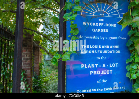 New York City, NY, STATI UNITI D'AMERICA, comunità di Brooklyn Park segno sulla recinzione, 'Il Giardino Wyckoff-Bond' Gentrification delle zone della città in noi Foto Stock