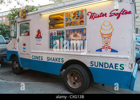 New York City, NY, USA, "Mister Softee" Ice Cream Food Truck on the Street a Brooklyn, food Truck di New York Foto Stock