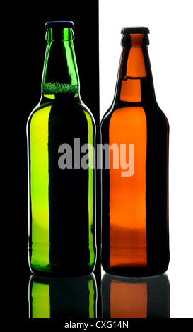 Bottiglie di birra lager dal colore verde e marrone di vetro, isolato su un nero e sfondo bianco. Foto Stock