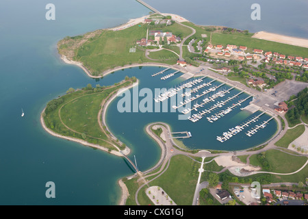 VISTA AEREA. Porto turistico di Lac du Der. Marne e Haute-Marne, Champagne-Ardenne, Grand Est, Francia. Foto Stock