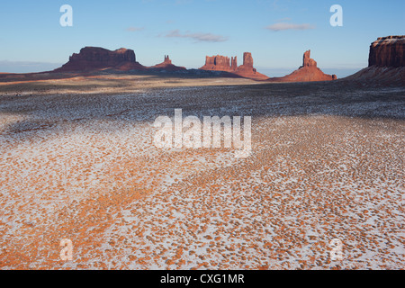 VISTA AEREA. buttes e mesas di arenaria rossa con la prima neve della stagione. Confine tra Utah meridionale e Arizona settentrionale, Navajo Indian Land, USA. Foto Stock