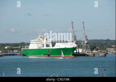 Nave RoRo Eddystone accanto al porto militare a Marchwood su acqua di Southampton England Regno Unito Foto Stock