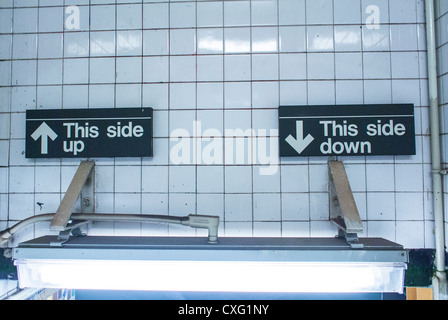 New York City, NY, USA, Brooklyn Heights, Subway Sign, All'interno della stazione di Court Street 'questo lato su, questo lato giù' Wall Foto Stock