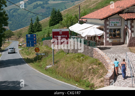 Confine spagnolo in Navarra nei Pirenei motoring touring veicolo velocità velocità consigli avviso cartello stradale segni Spagna Foto Stock