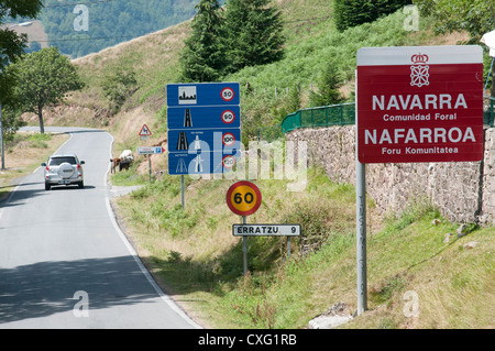 Confine spagnolo in Navarra nei Pirenei motoring touring veicolo velocità velocità consigli avviso cartello stradale segni Spagna Foto Stock